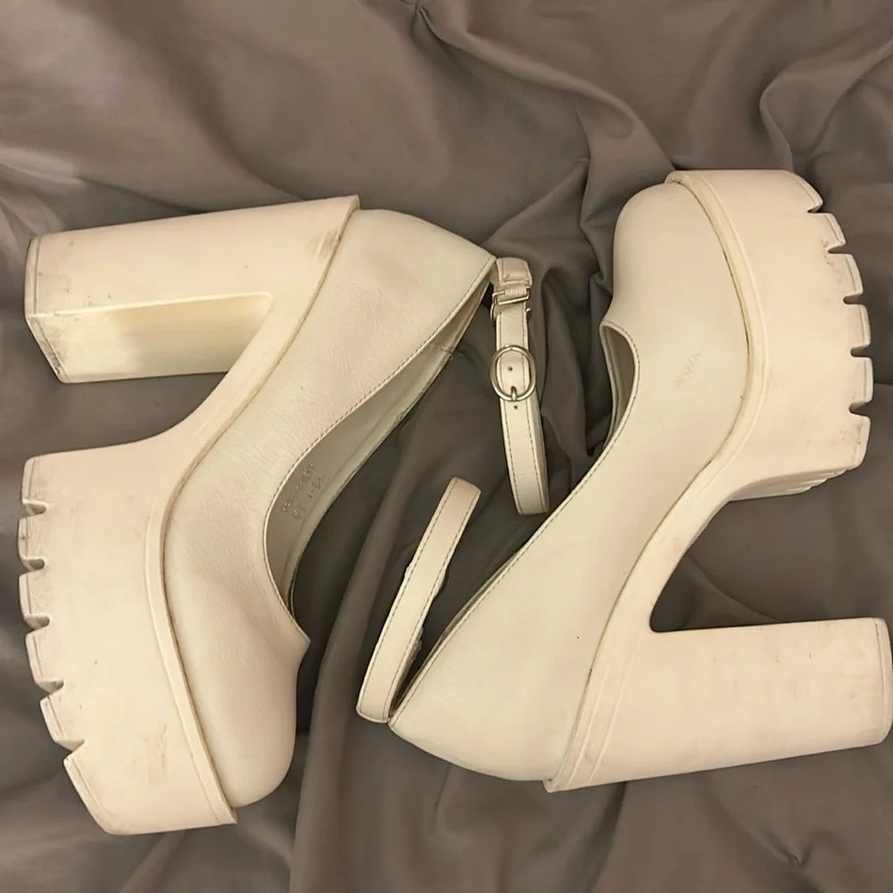 Mary Jane white heels - Picture 1 of 2